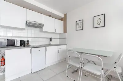 Cuisine ou kitchenette dans l'établissement Saint Fargeau Gambetta III Lovely Apartment 4P-1BR