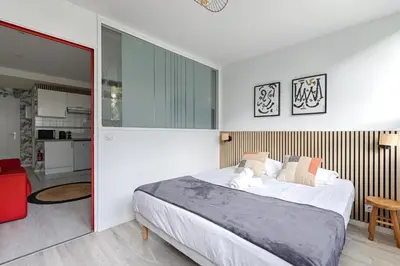 Un ou plusieurs lits dans un hébergement de l'établissement Saint Fargeau Gambetta III Lovely Apartment 4P-1BR