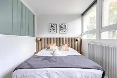Un ou plusieurs lits dans un hébergement de l'établissement Saint Fargeau Gambetta III Lovely Apartment 4P-1BR