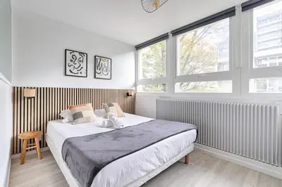 Un ou plusieurs lits dans un hébergement de l'établissement Saint Fargeau Gambetta III Lovely Apartment 4P-1BR