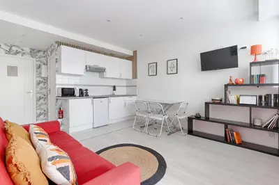 Cuisine ou kitchenette dans l'établissement Saint Fargeau Gambetta III Lovely Apartment 4P-1BR
