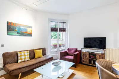 Télévision ou salle de divertissement dans l'établissement GuestReady - Spacieux Appartement idéal pour 6