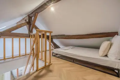Un ou plusieurs lits dans un hébergement de l'établissement Appartement Mezzanine proche Atelier des lumières