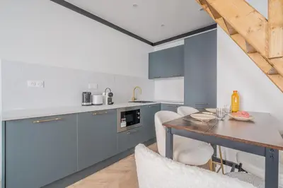Cuisine ou kitchenette dans l'établissement Appartement Mezzanine proche Atelier des lumières