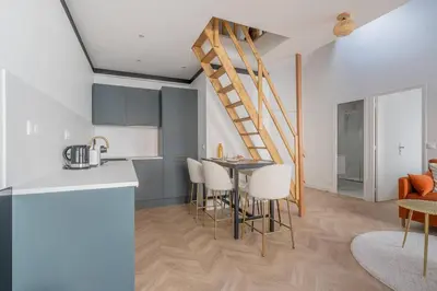 Cuisine ou kitchenette dans l'établissement Appartement Mezzanine proche Atelier des lumières