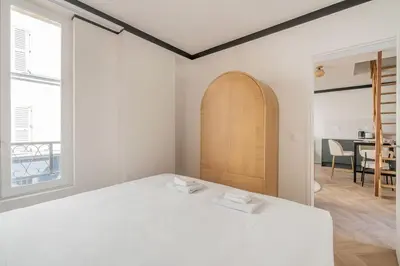 Un ou plusieurs lits dans un hébergement de l'établissement Appartement Mezzanine proche Atelier des lumières