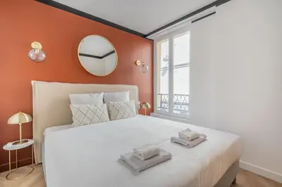 Un ou plusieurs lits dans un hébergement de l'établissement Appartement Mezzanine proche Atelier des lumières