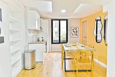 Cuisine ou kitchenette dans l'établissement Appartement 3 chambres Paris 2ème - III