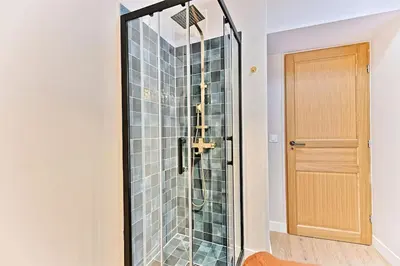 Salle de bains dans l'établissement Appartement 3 chambres Paris 2ème - III