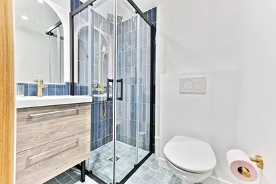 Salle de bains dans l'établissement Appartement 3 chambres Paris 2ème - III