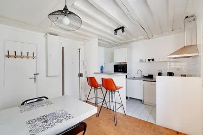 Cuisine ou kitchenette dans l'établissement GuestReady - Appartement arty cosy et très central