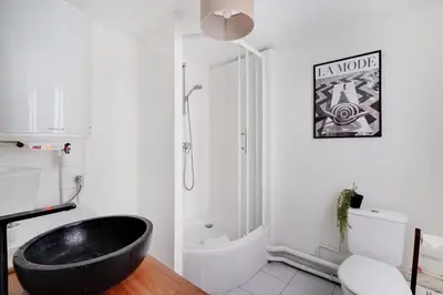 Salle de bains dans l'établissement GuestReady - Appartement arty cosy et très central