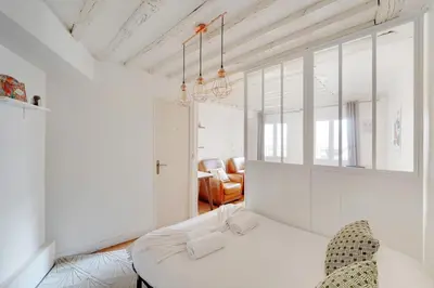 Un ou plusieurs lits dans un hébergement de l'établissement GuestReady - Appartement arty cosy et très central
