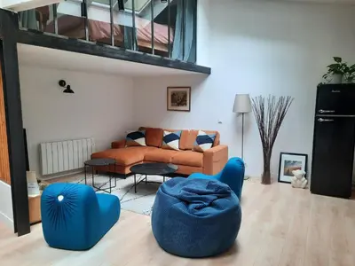 Coin salon dans l'établissement Loft 4-5 personnes à Montmartre - parking privé sur réservation