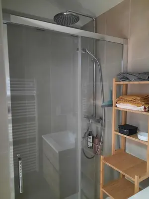 Salle de bains dans l'établissement Loft 4-5 personnes à Montmartre - parking privé sur réservation
