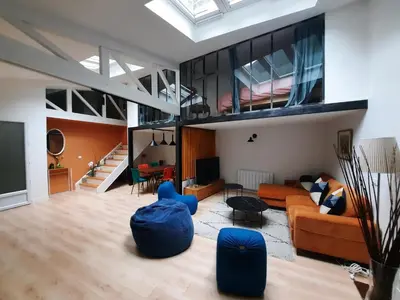 Coin salon dans l'établissement Loft 4-5 personnes à Montmartre - parking privé sur réservation