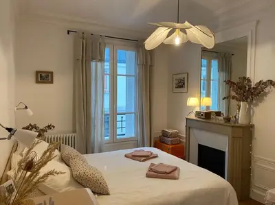 Un ou plusieurs lits dans un hébergement de l'établissement Charmant Appartement Typique Parisien