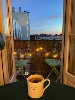 Balcon ou terrasse dans l'établissement Charmant Appartement Typique Parisien