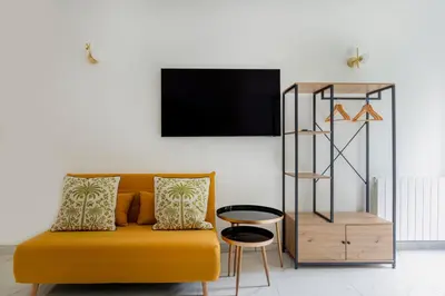 Télévision ou salle de divertissement dans l'établissement Modern apartment next Arc de Triomphe