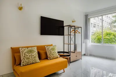 Télévision ou salle de divertissement dans l'établissement Modern apartment next Arc de Triomphe