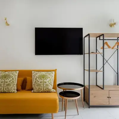 Modern apartment next Arc de Triomphe