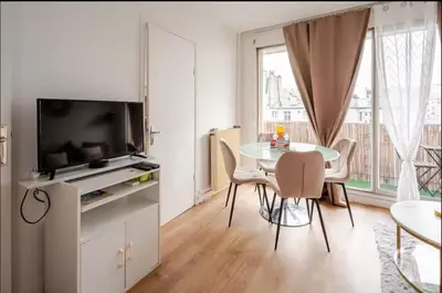 Télévision ou salle de divertissement dans l'établissement appartement magnifique et confortable