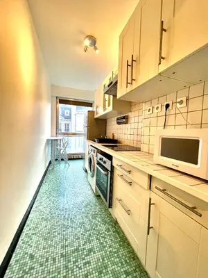 Cuisine ou kitchenette dans l'établissement Champs elysees apartment 4