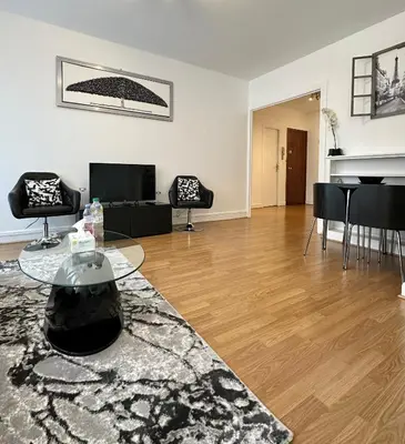 Télévision ou salle de divertissement dans l'établissement Champs elysees apartment 4