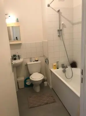 Salle de bains dans l'établissement Cosy appart à balcon Tour Eiffel et parking