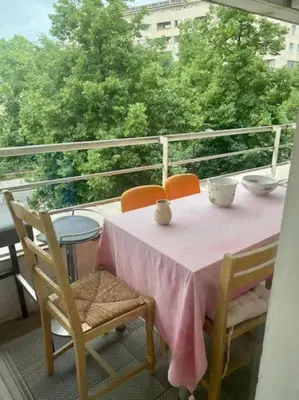 Balcon ou terrasse dans l'établissement Cosy appart à balcon Tour Eiffel et parking