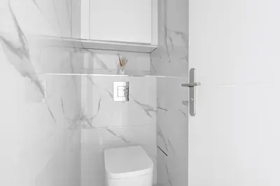 Salle de bains dans l'établissement Suite au Cœur de Paris, Architecturale et Élégante