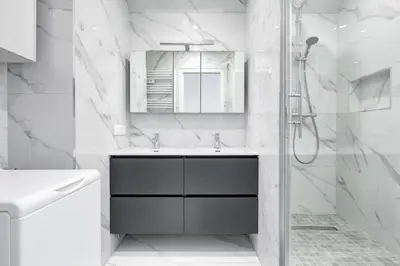 Salle de bains dans l'établissement Suite au Cœur de Paris, Architecturale et Élégante