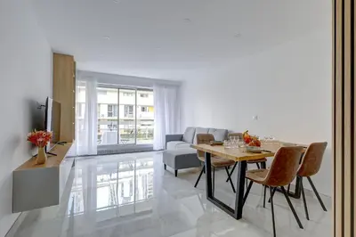 Coin salon dans l'établissement Suite au Cœur de Paris, Architecturale et Élégante