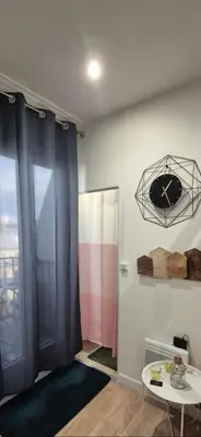 Salle de bains dans l'établissement Joli studio parisien