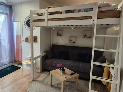 Coin salon dans l'établissement Joli studio parisien