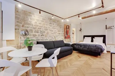 Un ou plusieurs lits dans un hébergement de l'établissement Studio moderne & cosy Abbesses