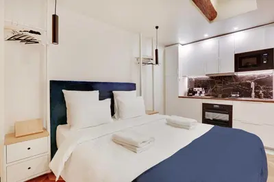 Un ou plusieurs lits dans un hébergement de l'établissement Studio moderne & cosy Abbesses