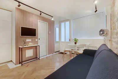 Télévision ou salle de divertissement dans l'établissement Studio moderne & cosy Abbesses