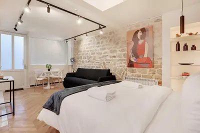 Un ou plusieurs lits dans un hébergement de l'établissement Studio moderne & cosy Abbesses