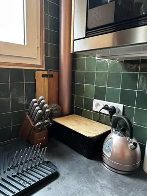 Cuisine ou kitchenette dans l'établissement Art House bastille 2 bed apartment w balcony, 11eme super trendy neighbourhood