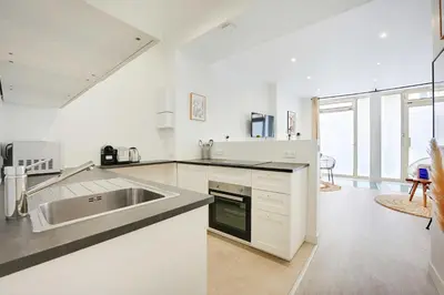 Cuisine ou kitchenette dans l'établissement Apartment for 4, between Opera and Montmartre