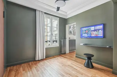 Télévision ou salle de divertissement dans l'établissement Magnificent Flat - 2BR-6P - Champs Elysées