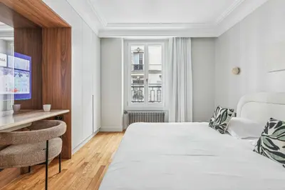 Un ou plusieurs lits dans un hébergement de l'établissement Magnificent Flat - 2BR-6P - Champs Elysées