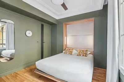 Un ou plusieurs lits dans un hébergement de l'établissement Magnificent Flat - 2BR-6P - Champs Elysées