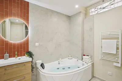 Salle de bains dans l'établissement Lavie Maison AC Hot tub Montmartre