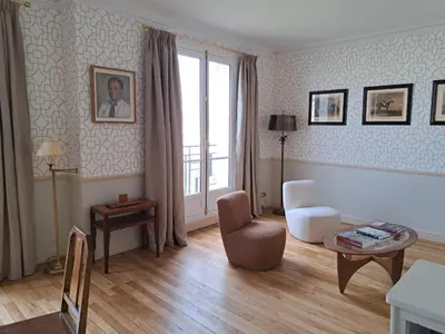Coin salon dans l'établissement Bright & elegant appartment with view over Invalides, near St Germain des Prés