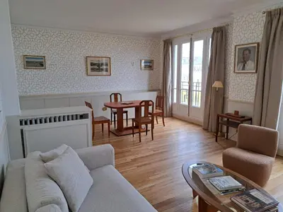 Coin salon dans l'établissement Bright & elegant appartment with view over Invalides, near St Germain des Prés