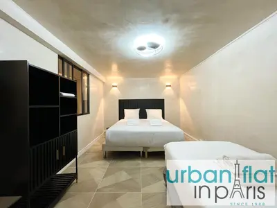 Un ou plusieurs lits dans un hébergement de l'établissement Urban Flat 09 - Stylish Triplex Champs-Elysees