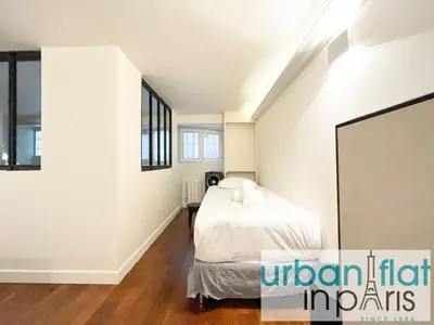 Un ou plusieurs lits dans un hébergement de l'établissement Urban Flat 09 - Stylish Triplex Champs-Elysees