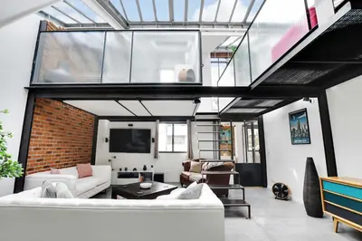 Télévision ou salle de divertissement dans l'établissement Somptuous Apartement Terrace-3BR-6PCenter of Paris